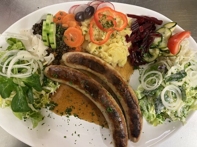 Bratwürste mit Salatplatte