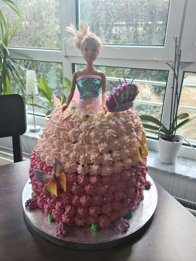 Barbie Torte individuelle Füllungen 