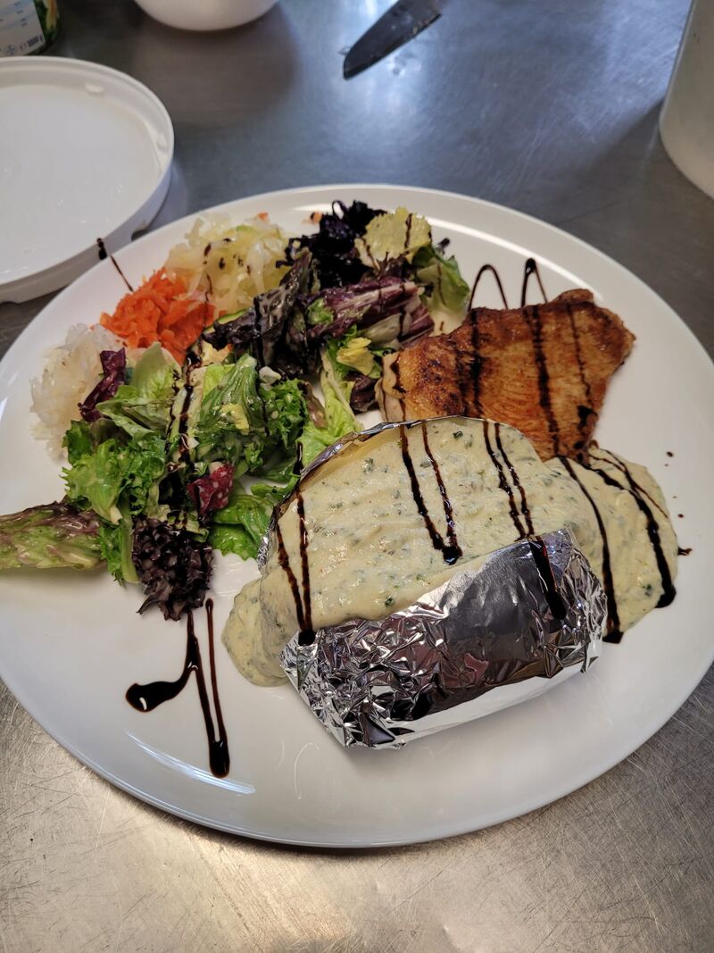 Ofenkartoffel mit Steak, Kräuterguark und Salatgarnitur