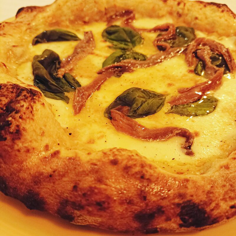 PIZZA CON POMODORO GIALLO E ACCIUGHE 