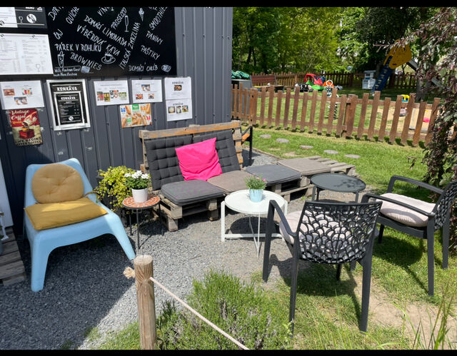 Posezení před kavárnou