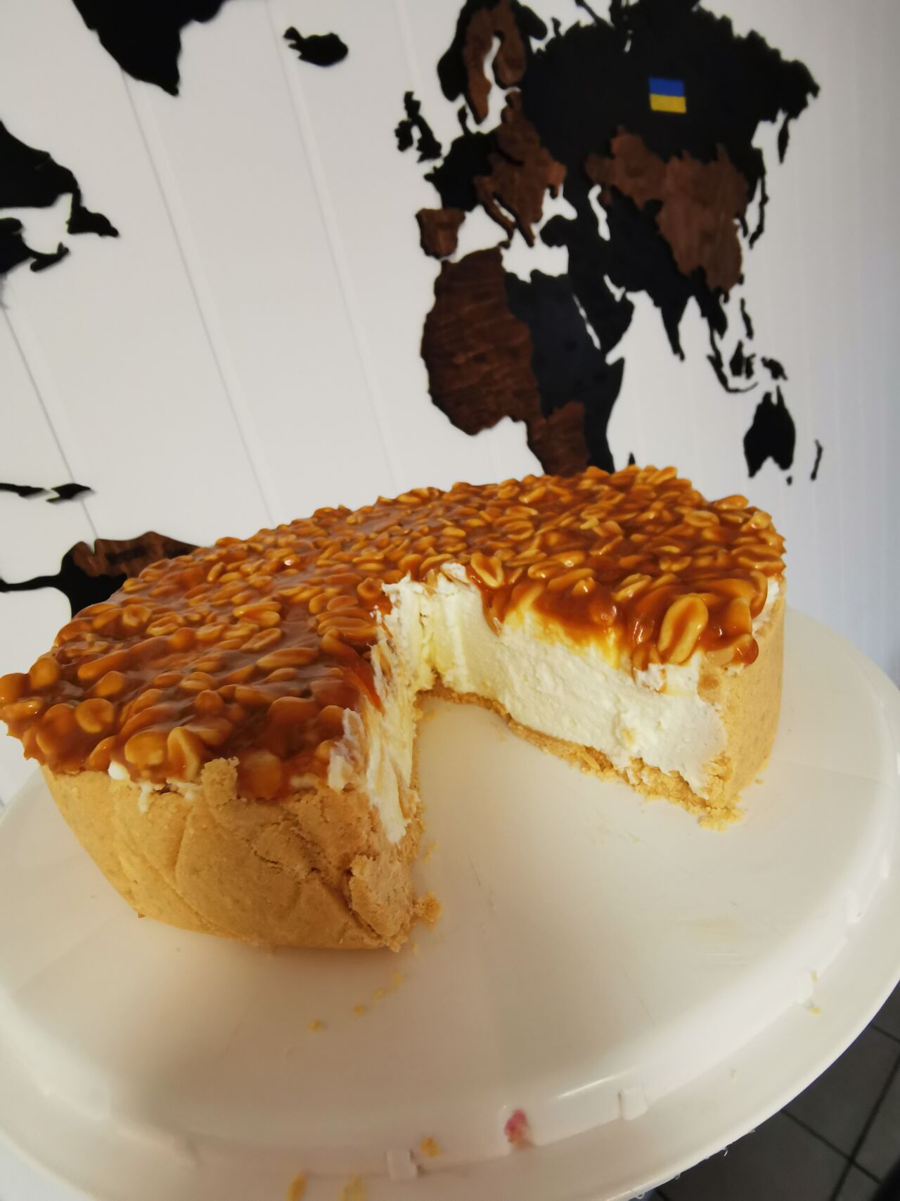 Sernik na zimno z karmelem i orzechami