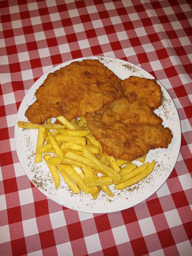 Rántott csirkemell hasábburgonyával