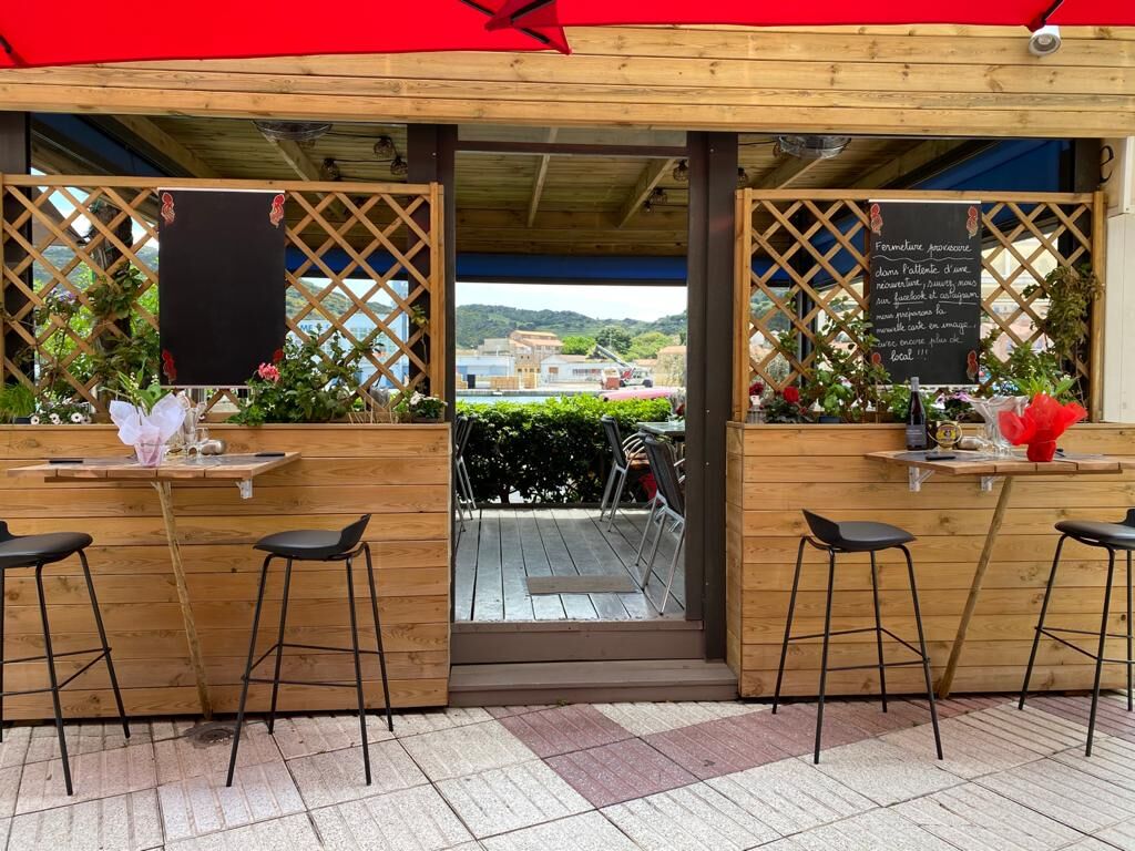 La terrasse vue du trottoir