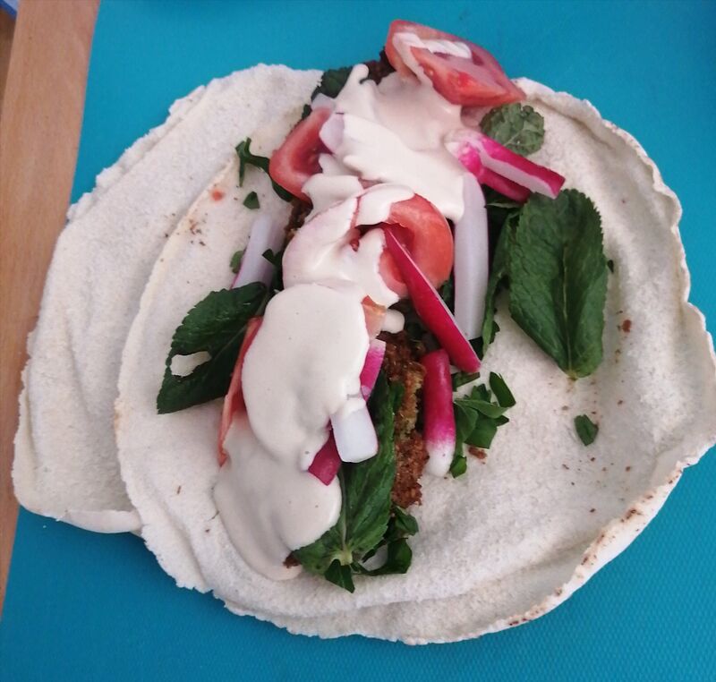 Pita,Falafel,menthe,persil,tomate,navet,radis
Juste ce qu'il faut.