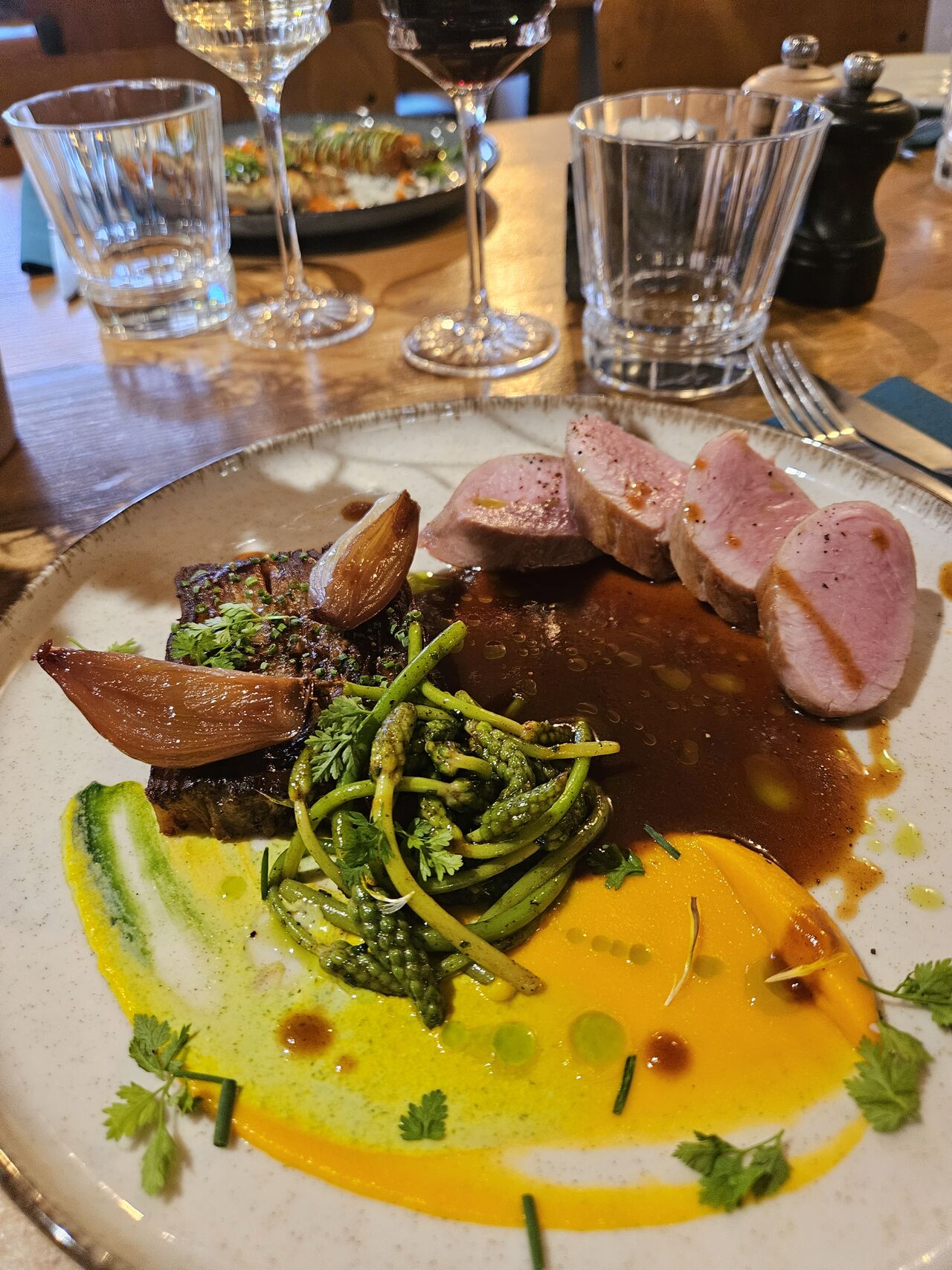 mignon de porc fermier, pomme boulangère, asperges sauvages et jus corsé