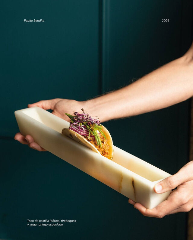 Taco de costilla ibérica, tirabeques y yogur griego especiado