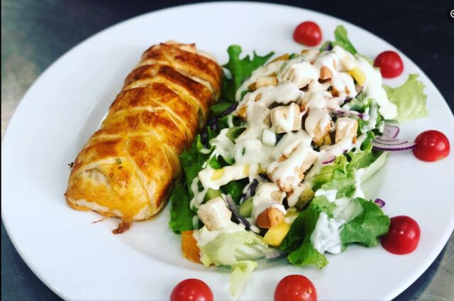 Folhada de Salmão Com Salada Composta