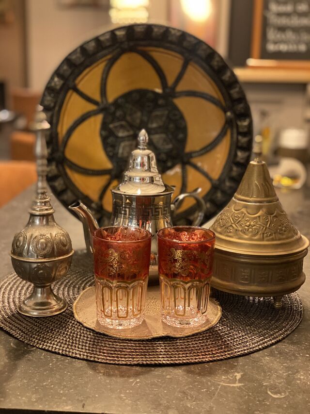 Thé frais marocain - verse Marokkaanse muntthee 