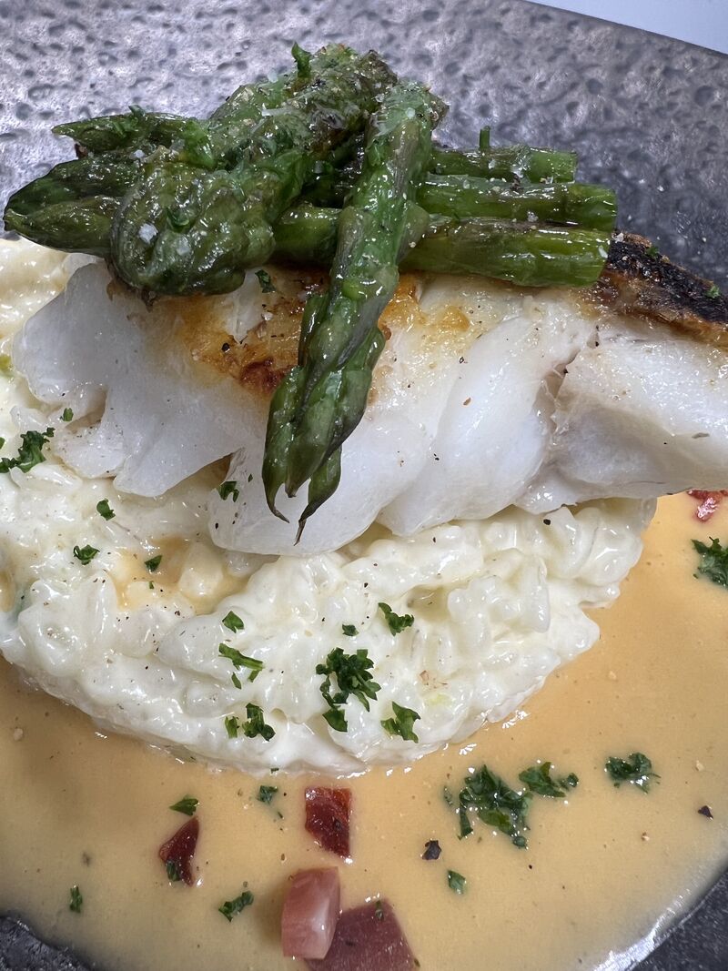 Le Dos de Cabillaud Skrei, Sauce Chorizo, Risotto aux Pointes d’Asperges