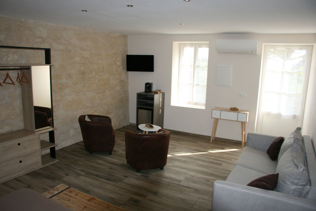 Chambre 2015. (Room 2015).