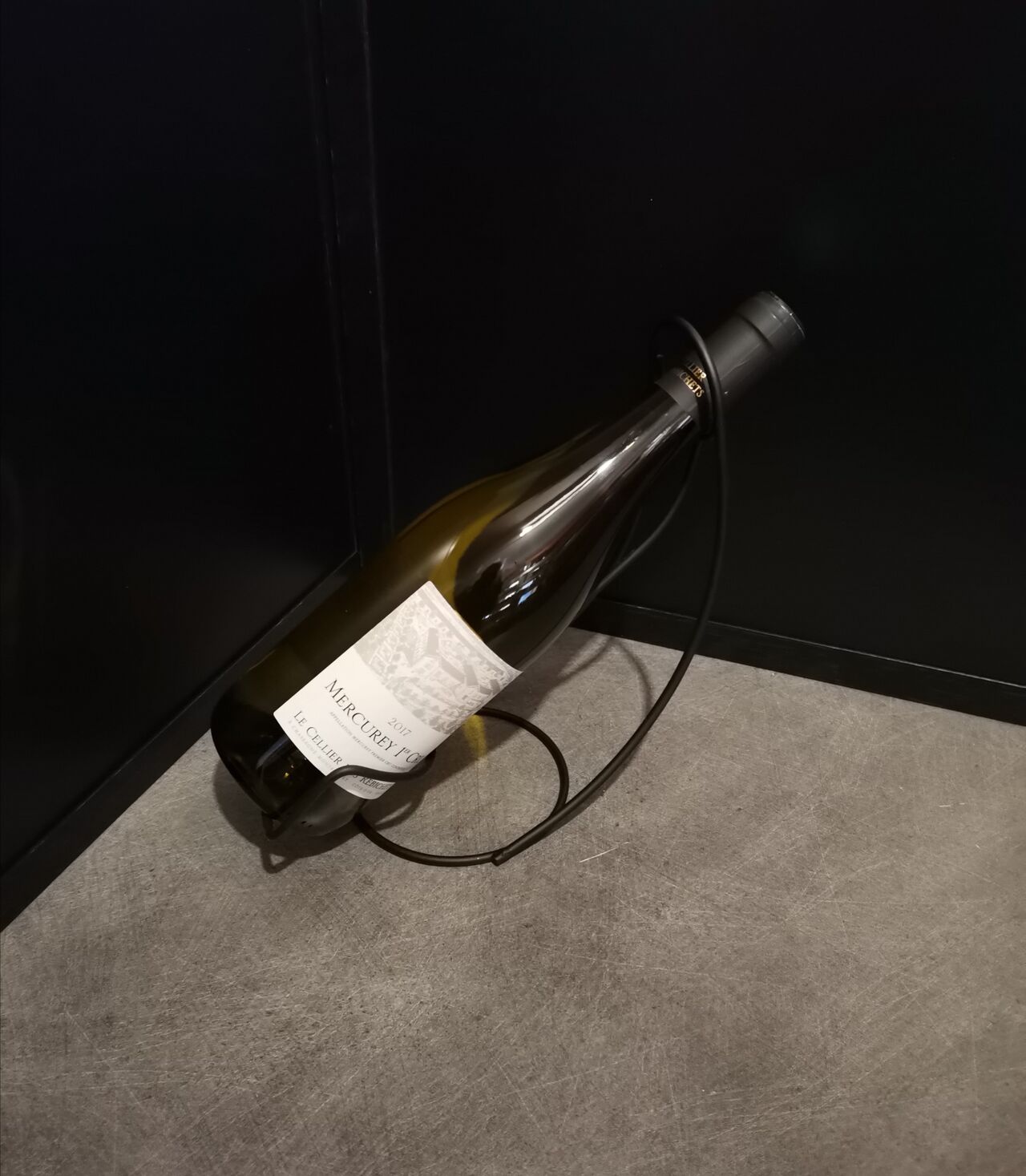 Panier verseur en métal noir (vendu sans la bouteille) = 5.90€ 