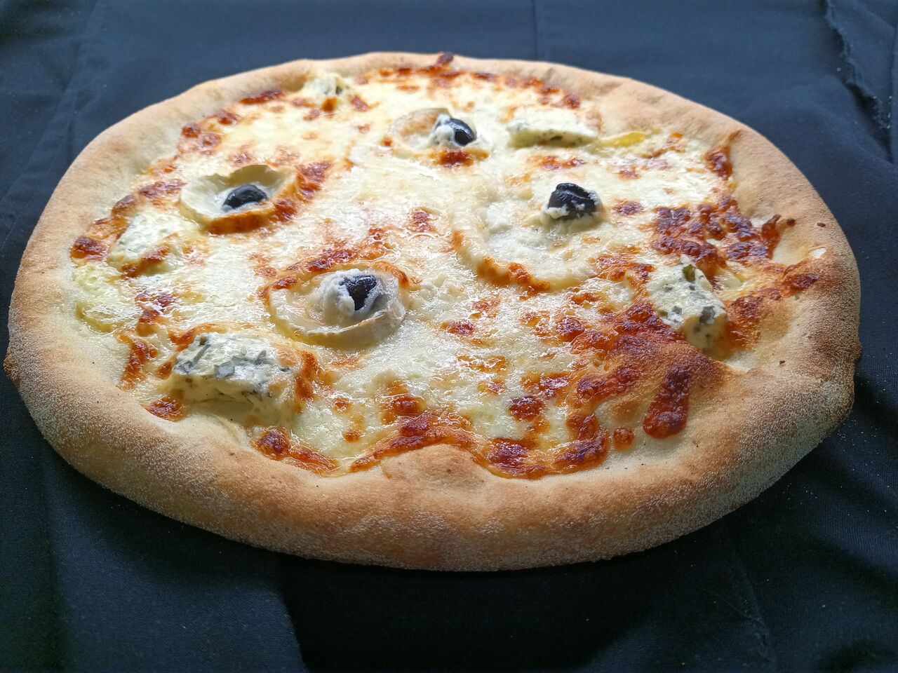 La Fromagère 4 fromages base crème, chèvre,bleu, reblochon.