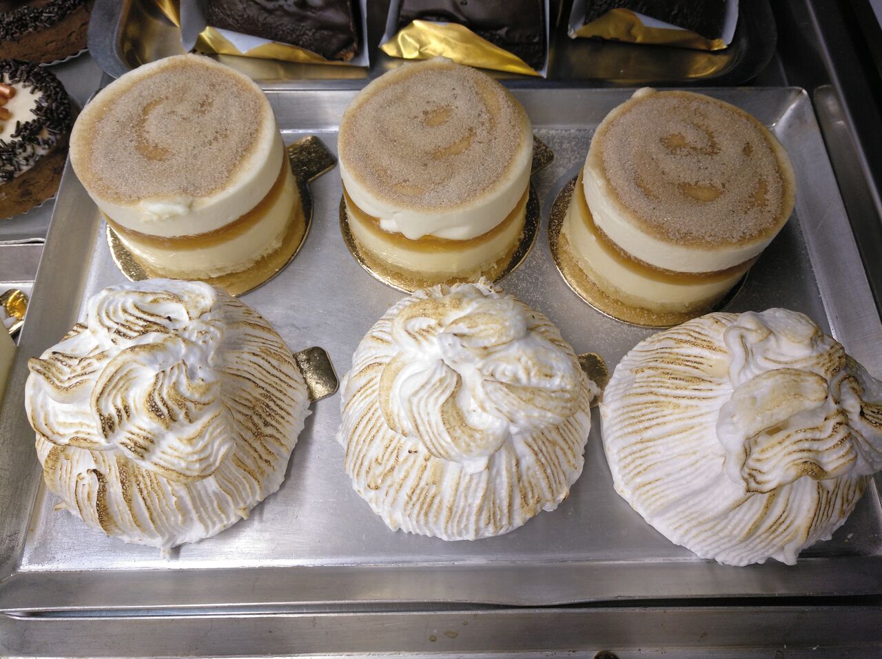 Semifrio Mediterraneo( mistela,horchata,romero)
Bomba de Cointreau ( semifrio de cointreau cubierto de merengue)