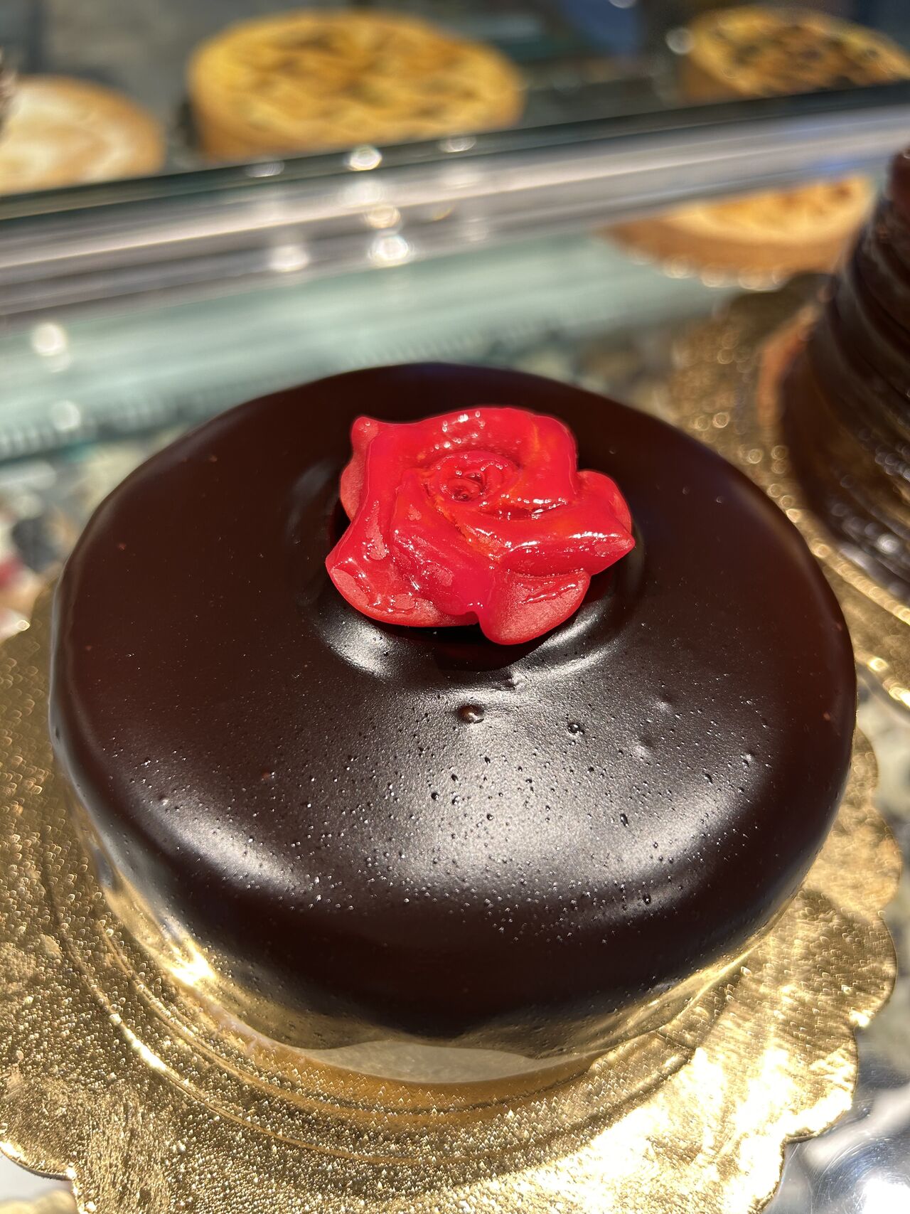 Pandispagna con crema chantilly ricoperto di cioccolato 