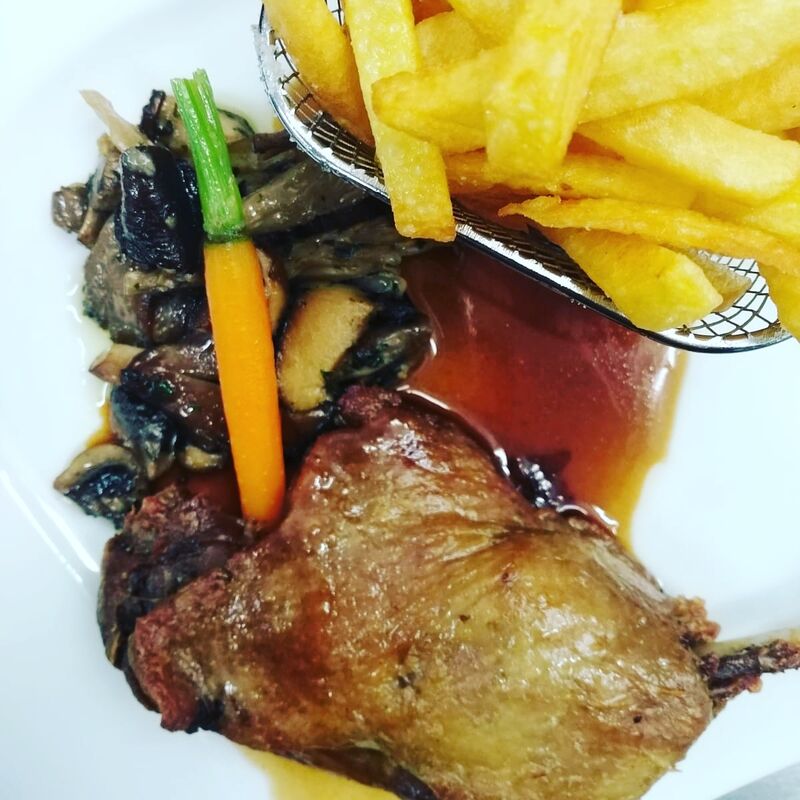 Cuisse de Canard Confite Maison / Poêlée de Champignons / Frites Maison / Mini Carotte Glacée