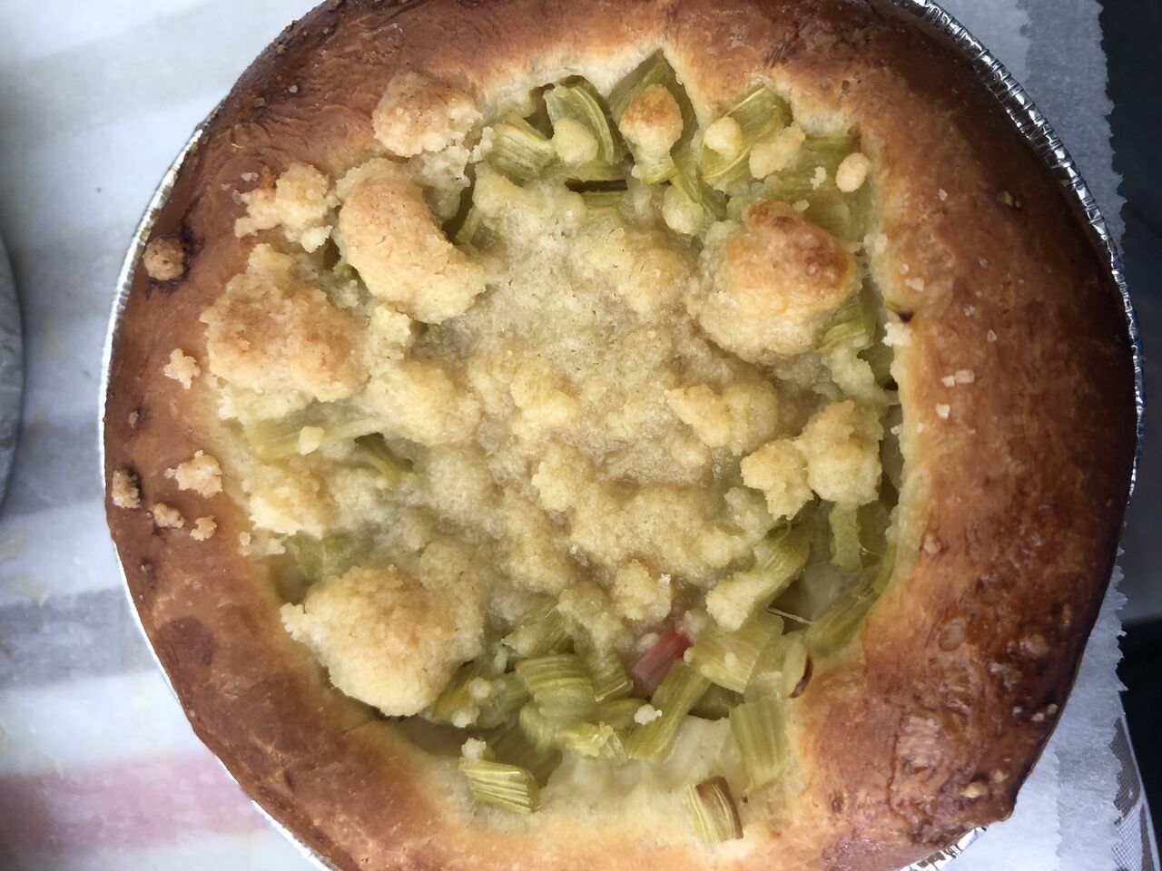 Tarte rhubarbe sur fond de brioche avec du crumble pour le croquant 