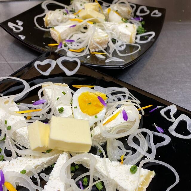 Ahrntaler Graukäse mit Zwiebeln - Essig - Öl