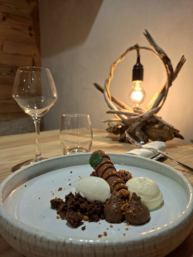 Chocolat noir, nougatine, levure et praliné.