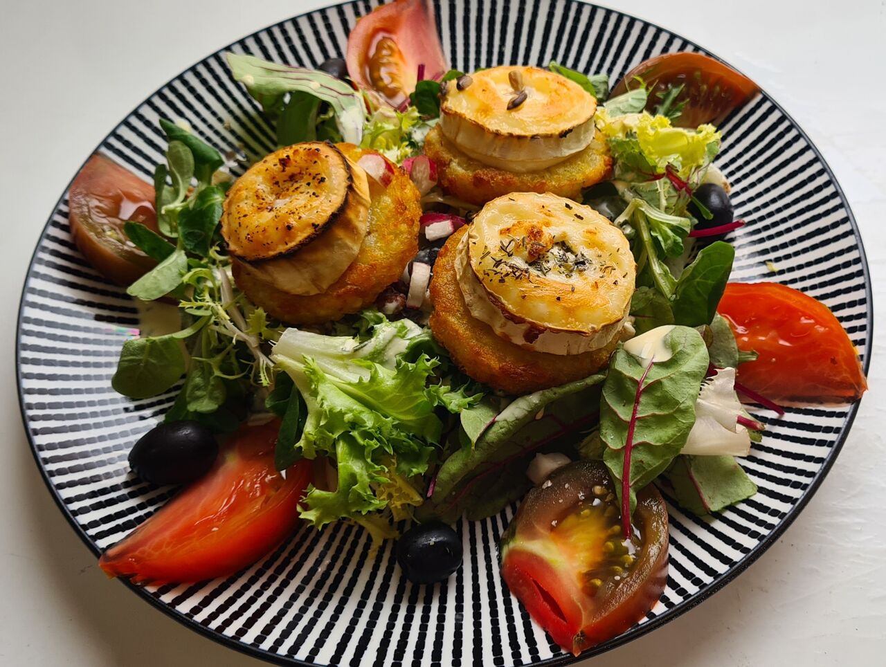 Salade de chèvre chaud, en entrée ou en plat .