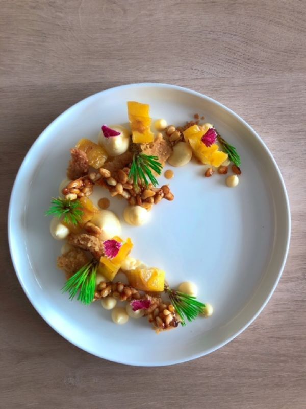 Ananas Victoria rôti aux bourgeons de pins, épices, crémeux à la sève de pin, crumble et nougatine de pignons