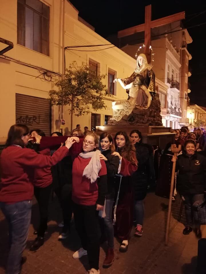 Tots siente debilidad por la Semana Santa Marinera. Las noches del Viernes de Dolor y Santo se cierran nuestras puertas.