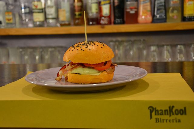 Cheeseburger di manzo con pane rosso al peperoncino e bacon