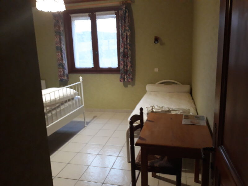 Chambre 2 ou 3 places 1lit 140 et 1 lit 90.
WC et douche.