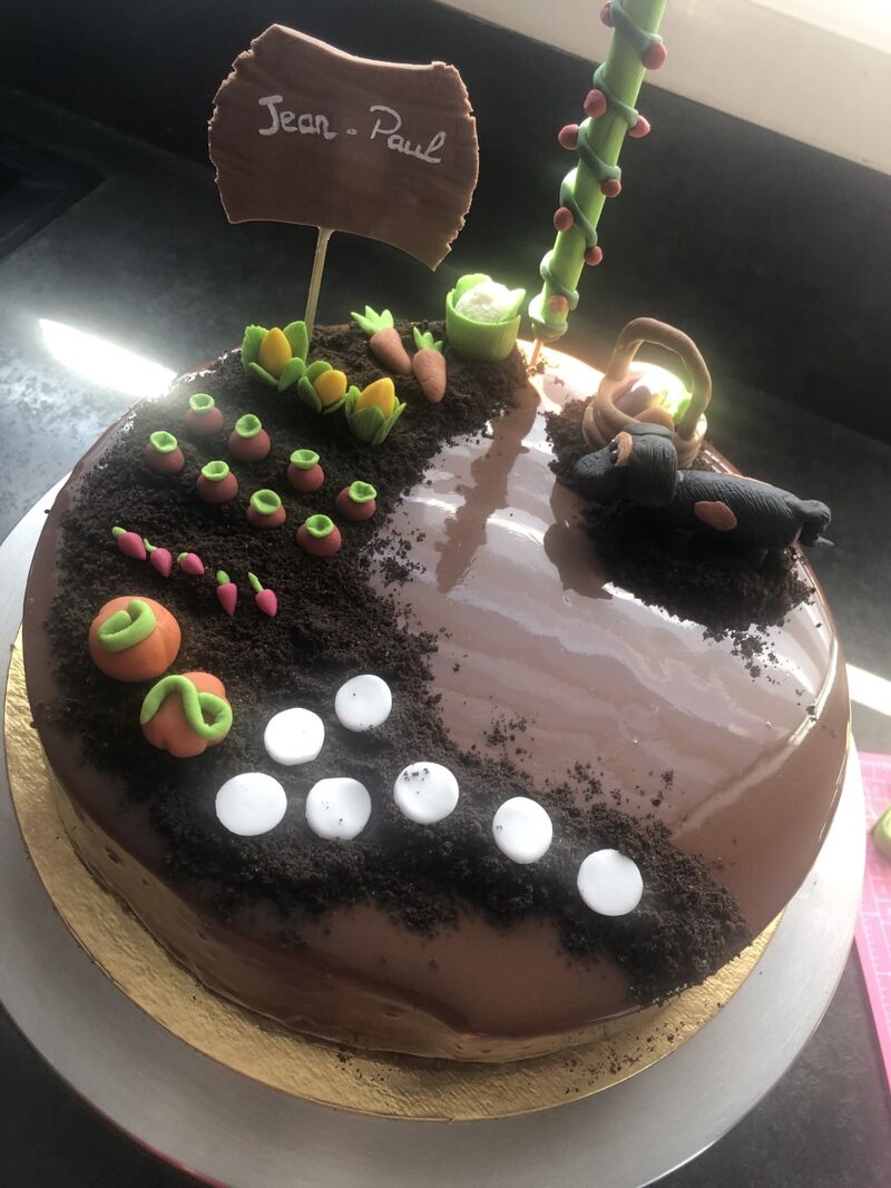 3 chocolats potager avec chien teckel en PAS