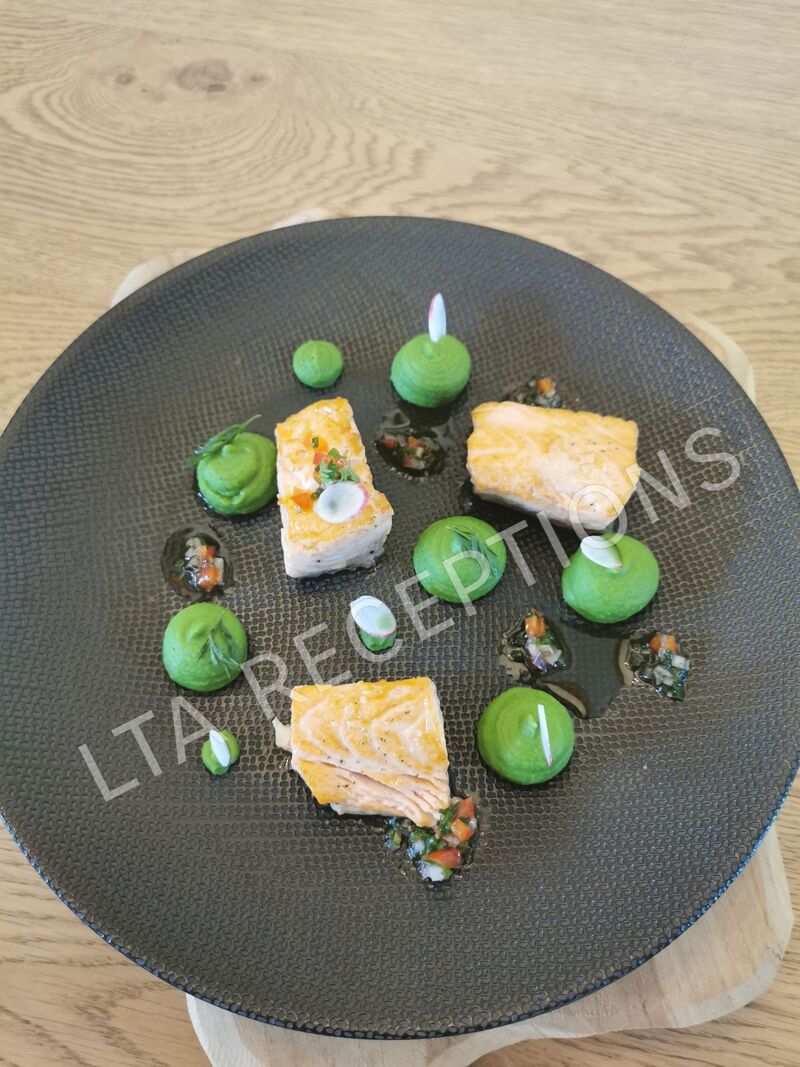 Saumon juste cuit, crémeux de petit pois à la menthe 