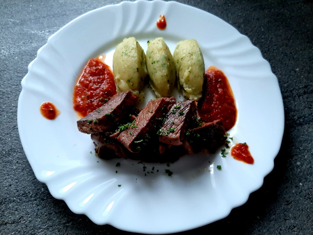 Bavette au concassé de tomate et quenelles d'écrasé de pomme de terre 