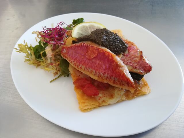 Tarte fine aux rougets, petits légumes et tapenade 