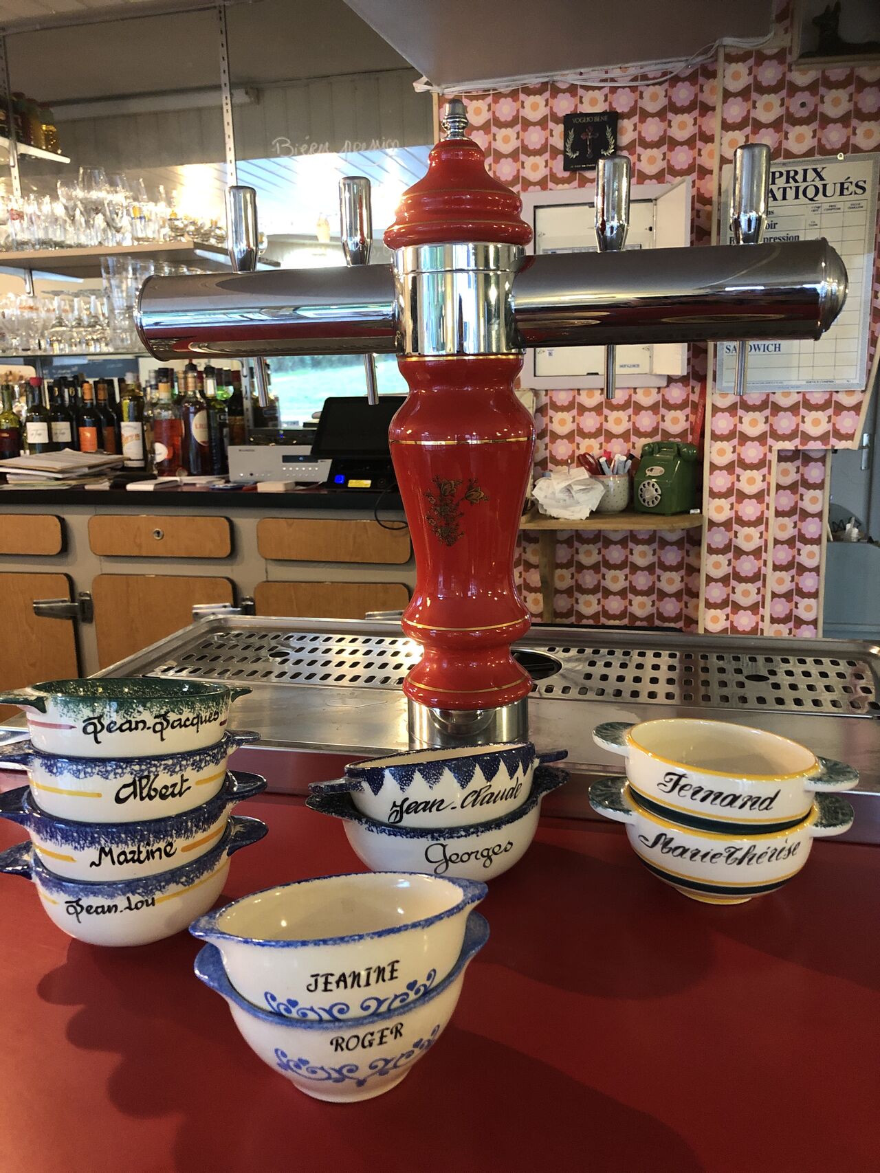 Côté terrasse, vous pourrez apprécier un moment de détente au calme à l'ombre d'un parasol!