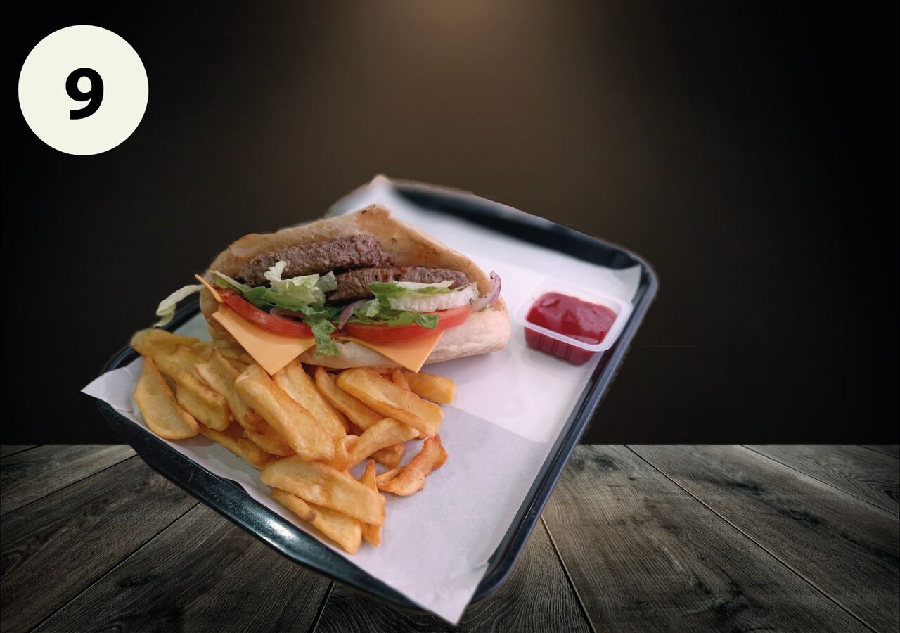 Sandwich Steak (Américain)
Pain Kebab , 150g steak Haché façon boucher, cheddar, salade,tomate, oignons et une sauce au choix. 