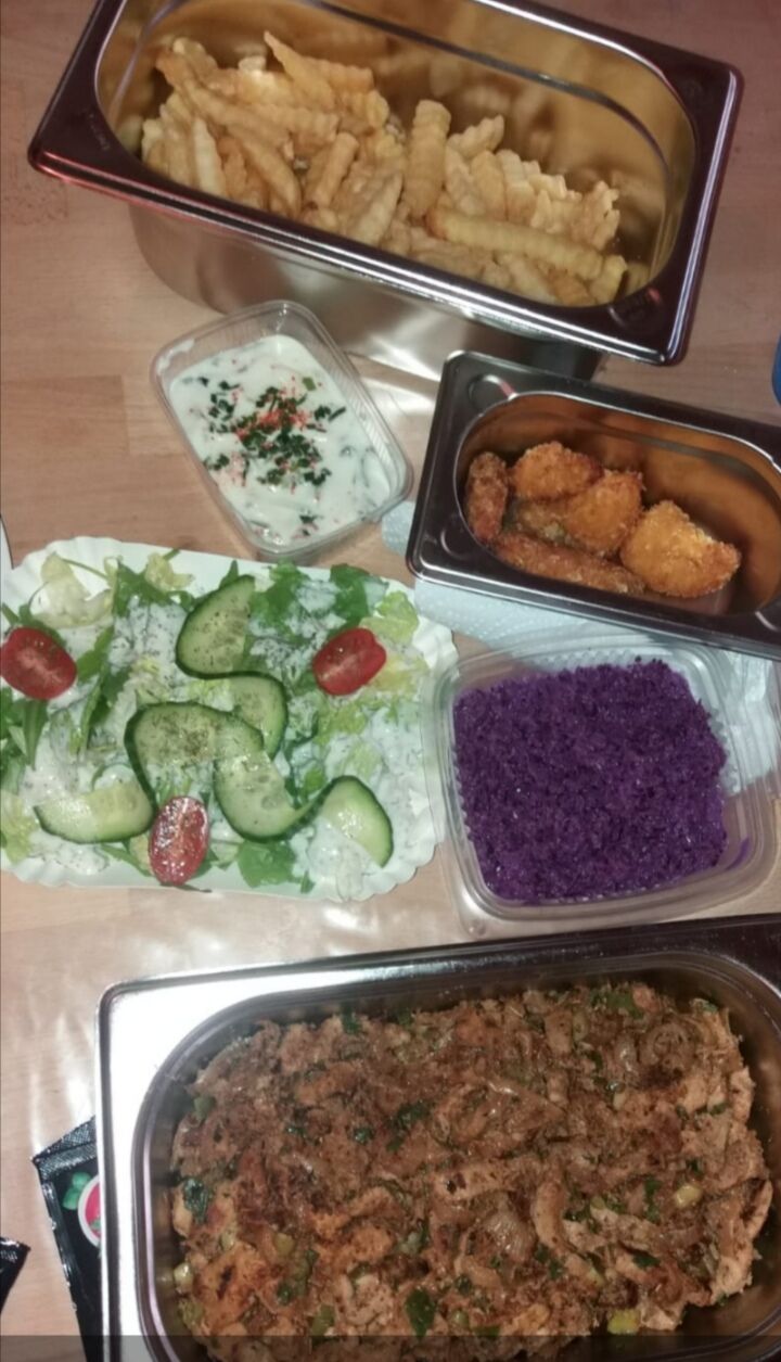 So könnte auch Ihr Essen im Abholservice aussehen:
Griech. Pfannengyros aus eigener Herstellung nach Originalrezept
mit Zaziki