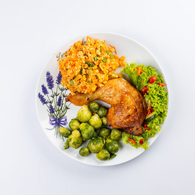 Udko z kurczaka z ryżem z warzywami i gotowanymi warzywa