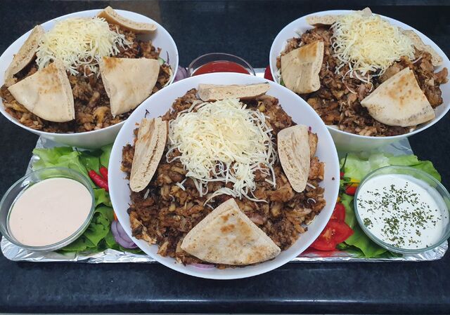Gyros tál 6-12 fő
Hasábburgonya - zöldségek - pácolt gyros hús - zöldfűszeres, majonézes, chili öntet - füstölt sajt - pita 