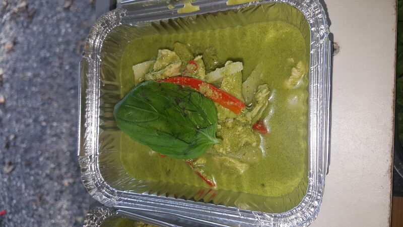 Poulet Curry vert servi avec du riz ou de pâtes Sur Cde