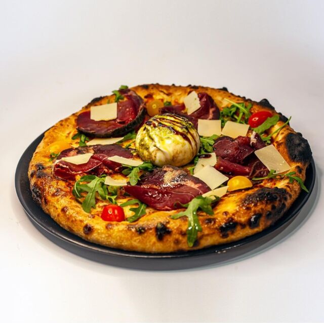La pizza Coppa ! Sauce tomate, mozzarella, coppa de bœuf finement tranchée, feuilles de roquettes, burrata fondante !