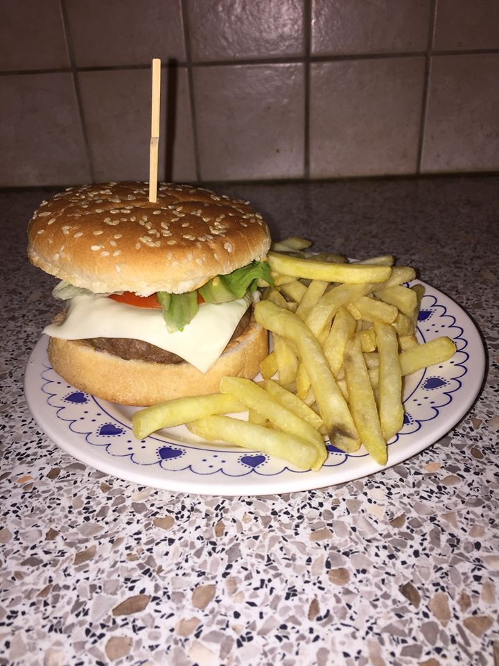 Menu enfant ( Hamburger maison et frite )
Accompagné d'une entrée et d'une surprise 