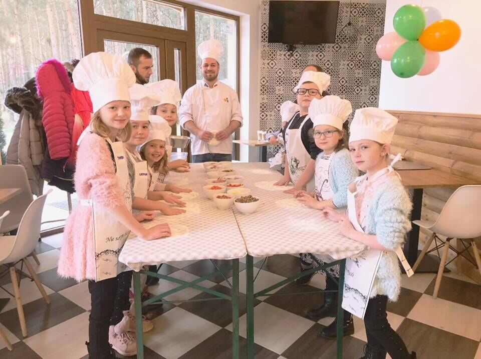 Kurs przygotowywania pizzy dla dzieci.