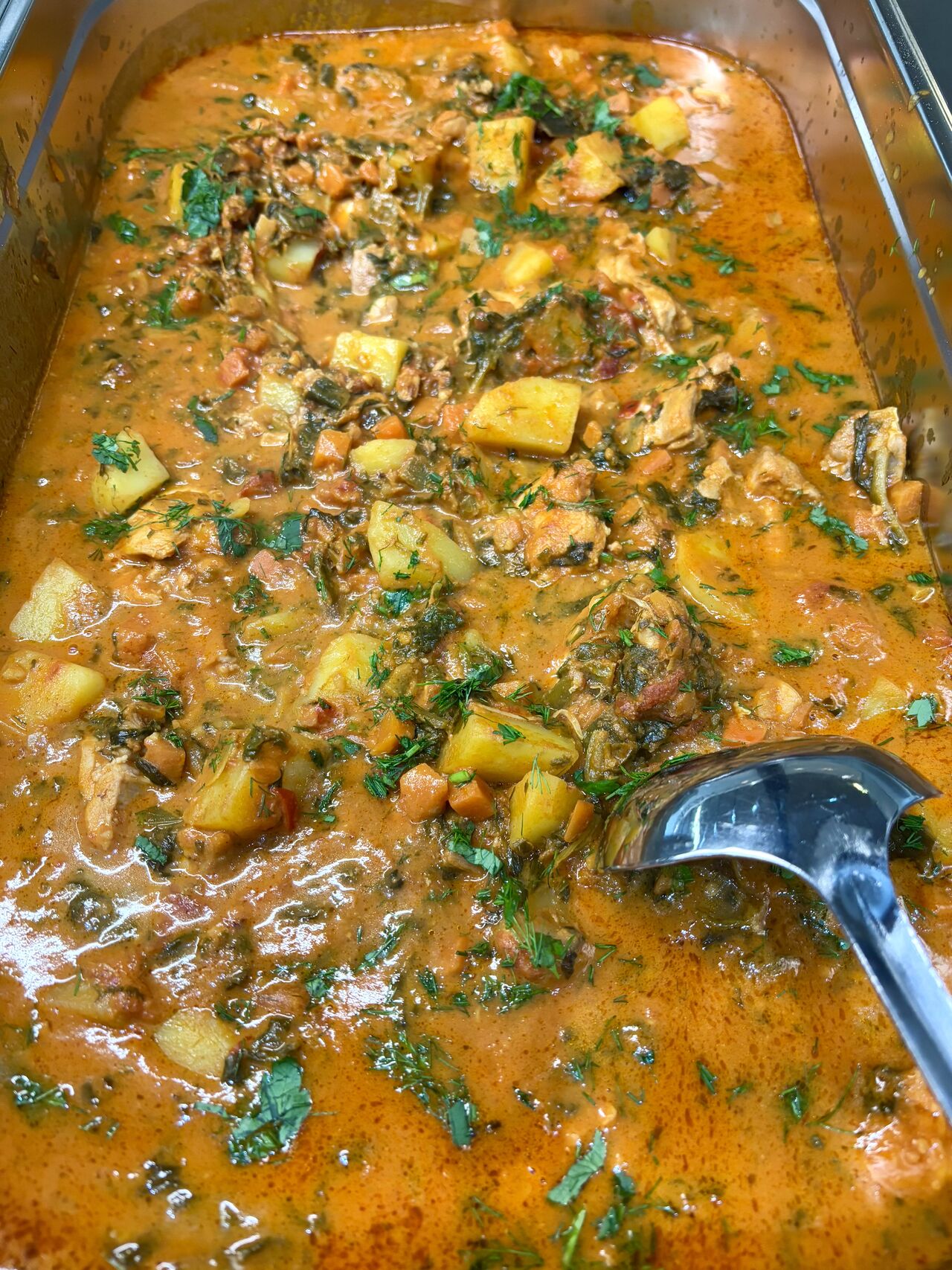 Hähnchen Fleisch mit Kartoffeln in Tomaten Sauce 