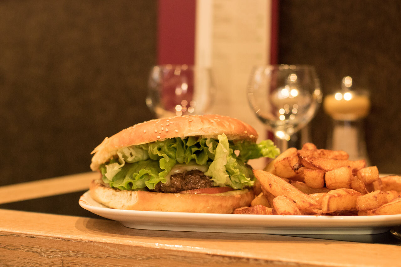 Notre Burger et ses sauces maison accompagné de frites maison bien sûr