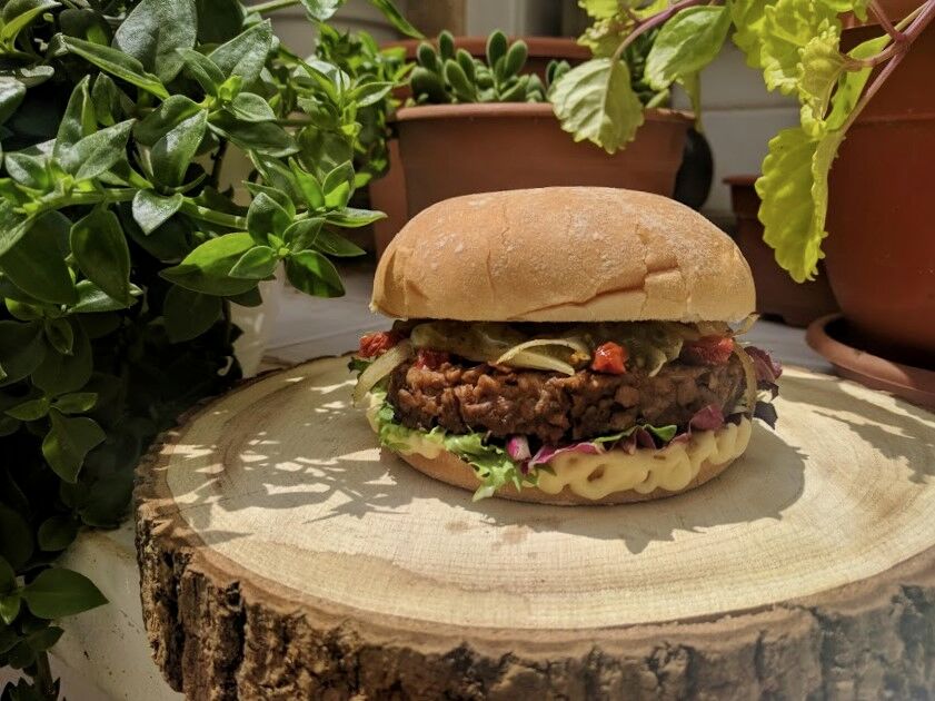 Hamburguesa vegana de soja con tomate seco y cebolla a la plancha en Eddy's Street Food Guardamar