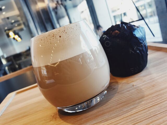 FLAT WHITE CON BROWNIE DE CHOCOLATE NEGRO 