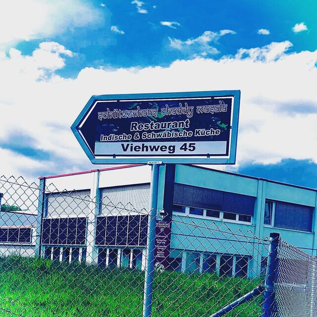 Wegzeiger an der Ersinger-Straßen Kreuzung 