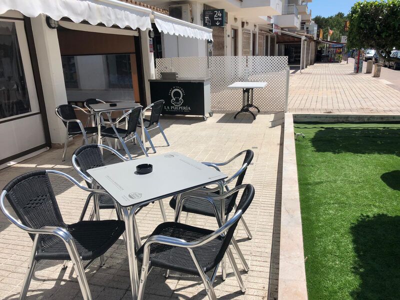 Una terraza ideal para cenas en las noches de verano.