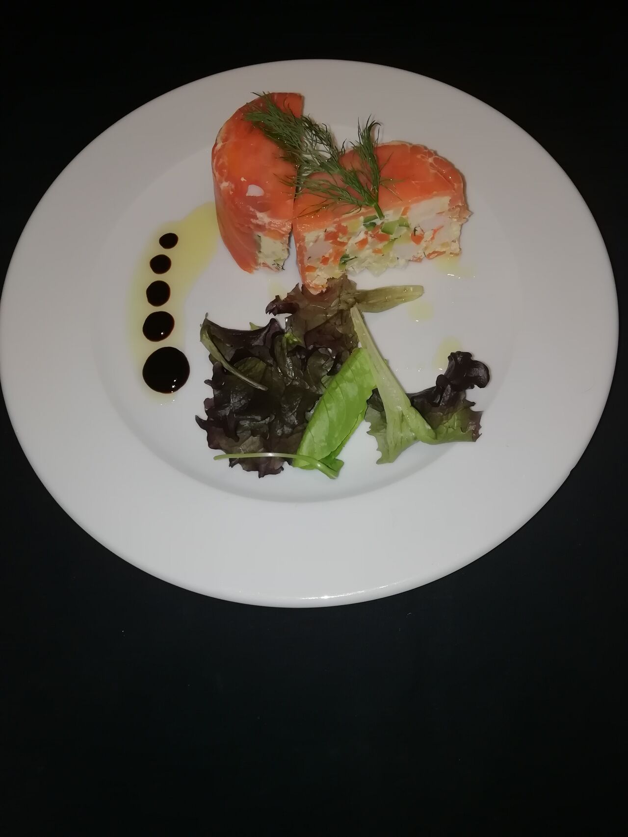 Aumônière de saumon fumé farci de légumes croquants et crevettes