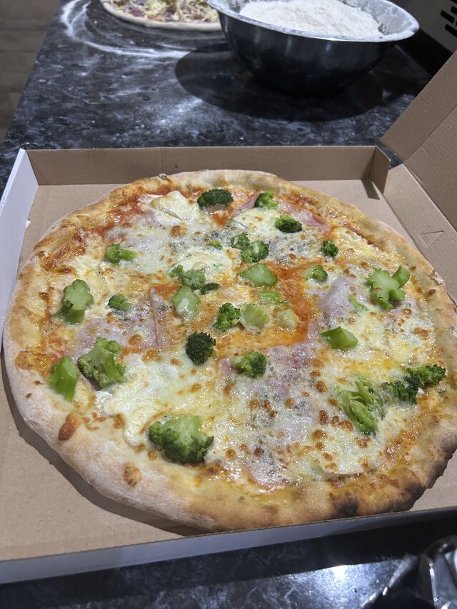 Quatro Formaggi s brokolicou a šunkou