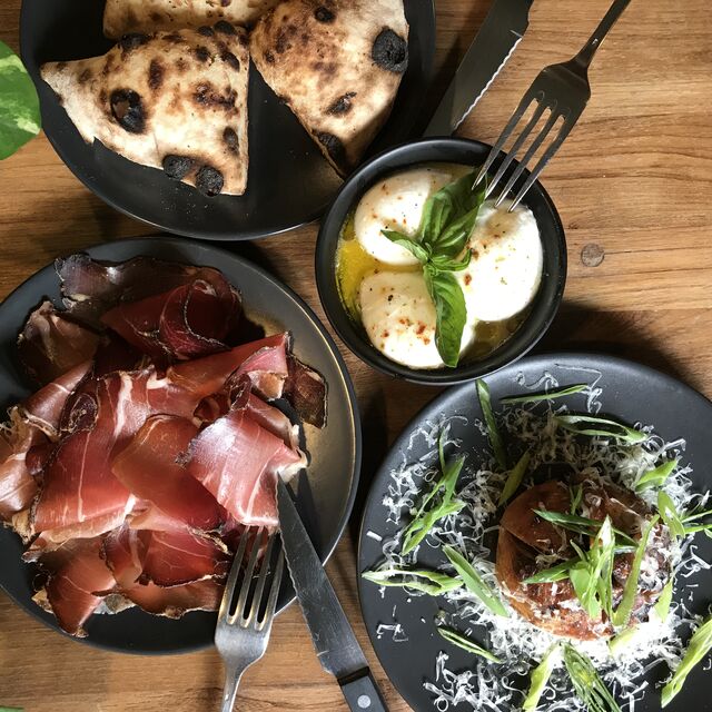 Quelques entrées! Petit pain à l'ail, Speck, et Bocconcini de bufala - Juillet 2021
(Nossa Pizzeria Sète)